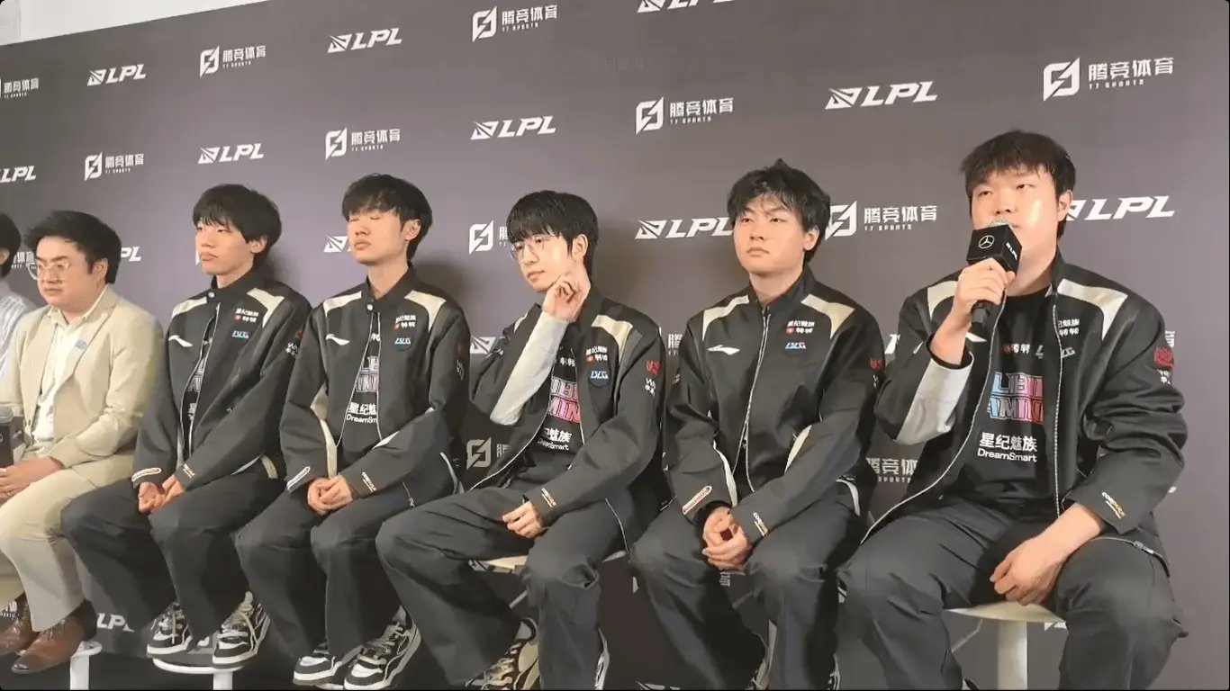 He implies BlG but is very normal because this is not the period of winning the title of LPL