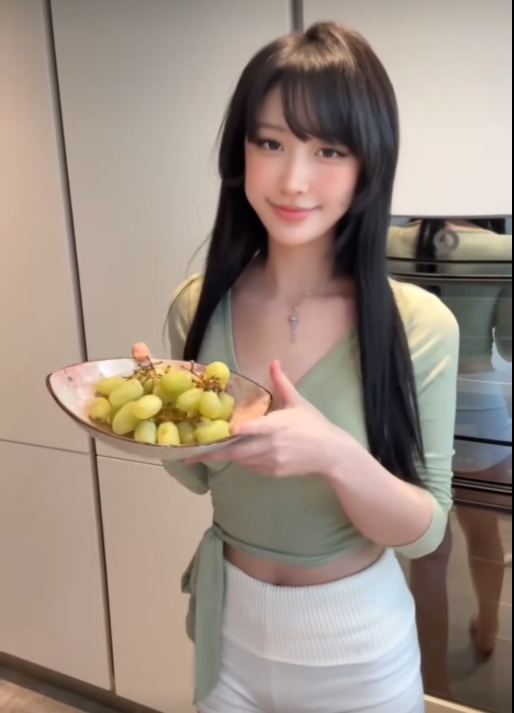 Beauty and beautiful physique of female streamer