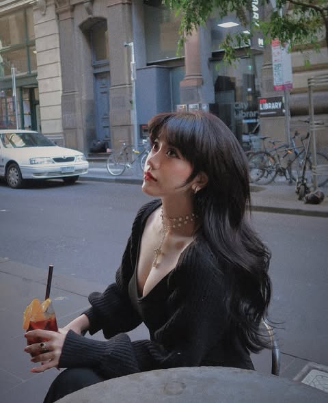 She possesses a seductive and personality style