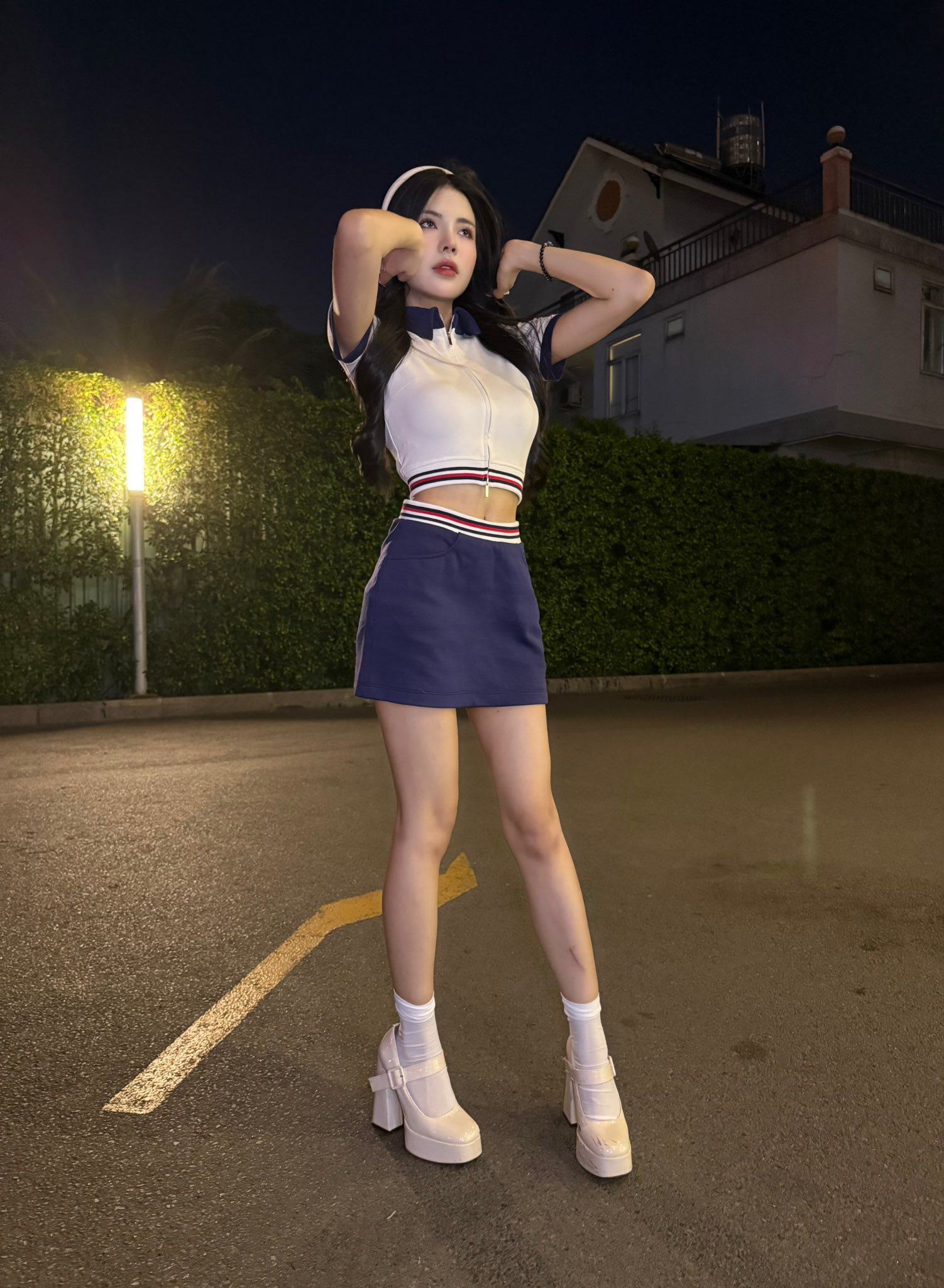 Regardless of the style, the female MC also shows off the whole strength of appearance