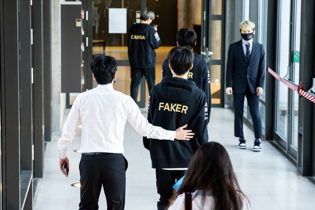 Between "T1 storm, Faker almost silent made fans worried- Photo 2.