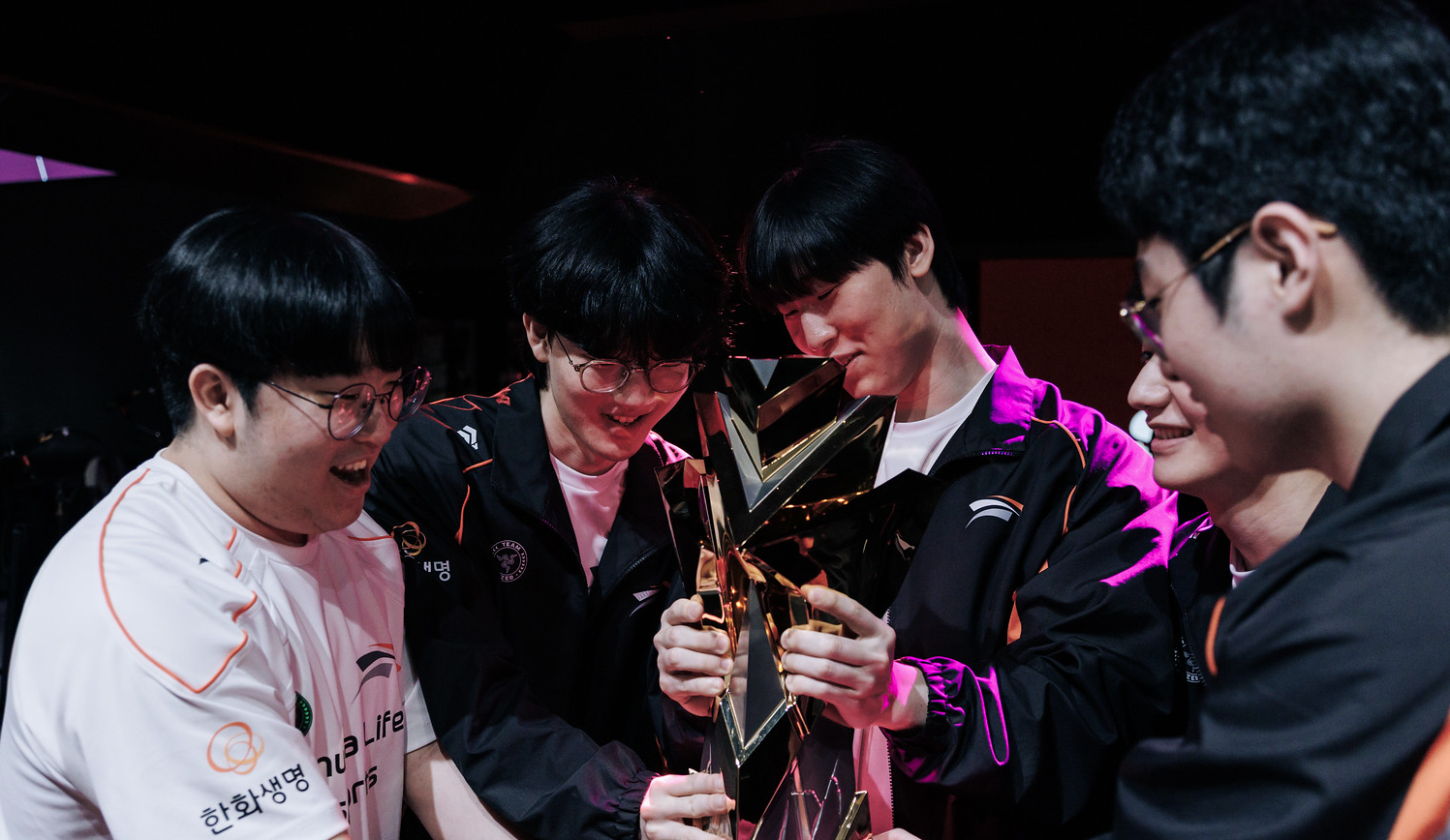 Viper said a crucial sentence after lifting the First Stand 2025 Cup that made LPL fans "double the sorrow"- Photo 7.
