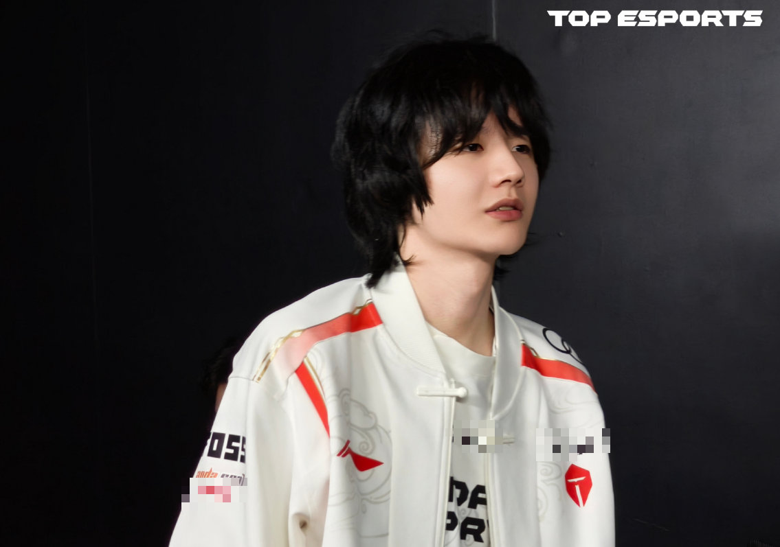 The LPL stage was suddenly like 
