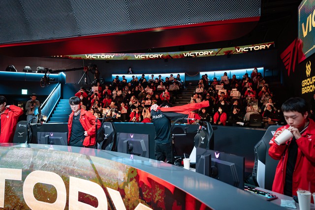 The audience judged it as a disrespectful act of Smash and T1's fans