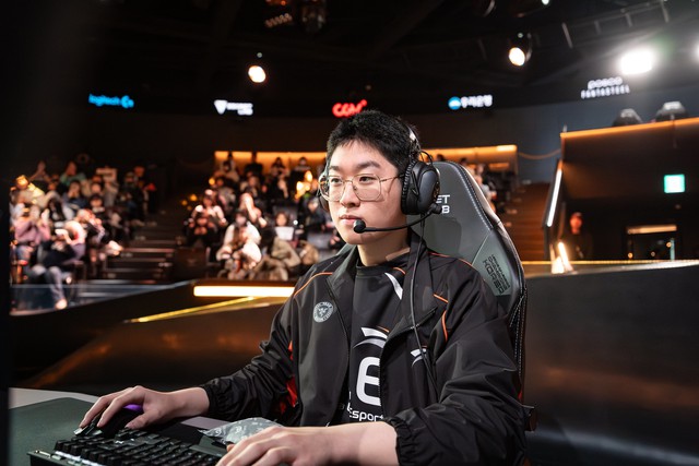 T1 and Zeus may be lost- Photo 4.