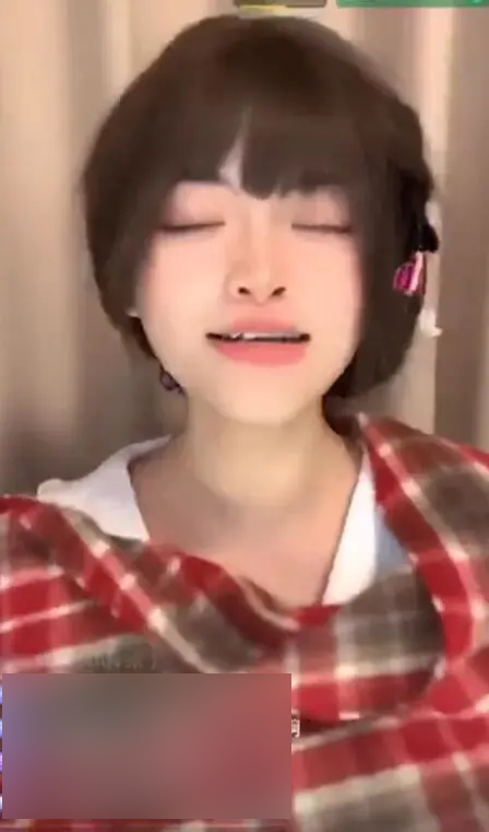 Female streamer was attacked online crying because of her appearance similar to the most famous female MC LPL- Photo 2.