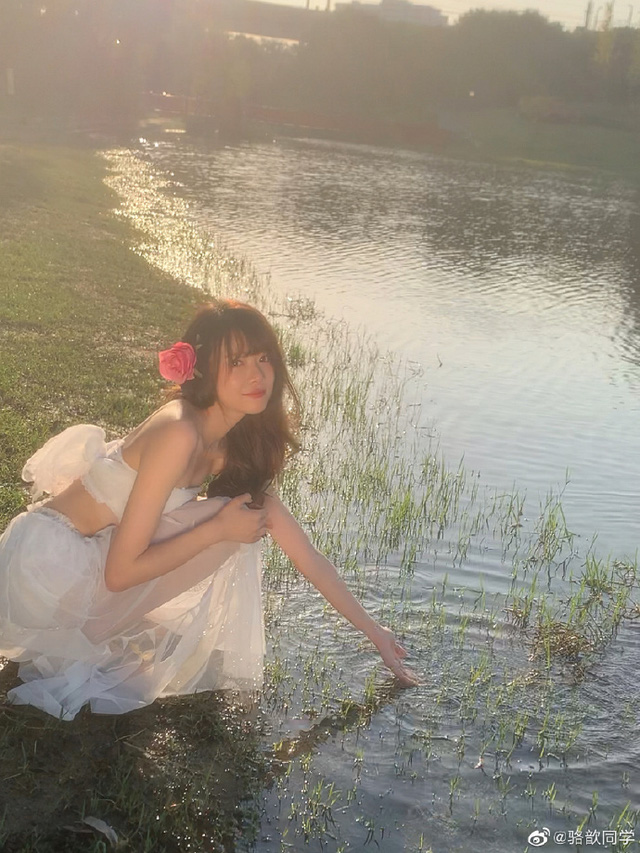 Female streamer was attacked online crying because of her appearance similar to the most famous female MC LPL- Photo 6.