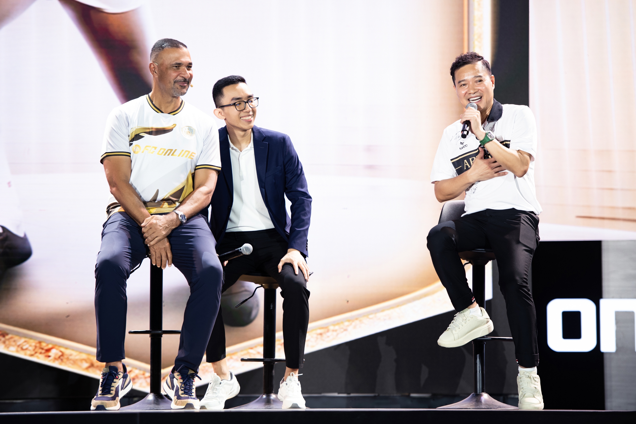 Two former players Gullit and Hong Son exchanged with the audience