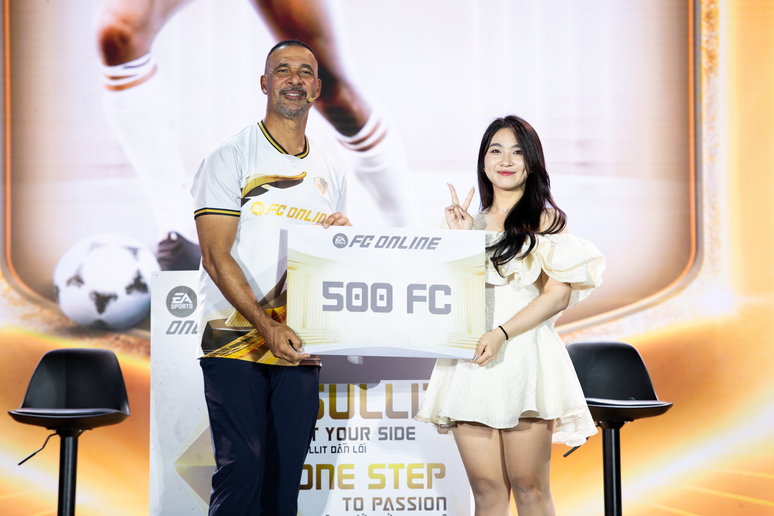 A Chelsea female fan was also exchanged to open the card with Gullit