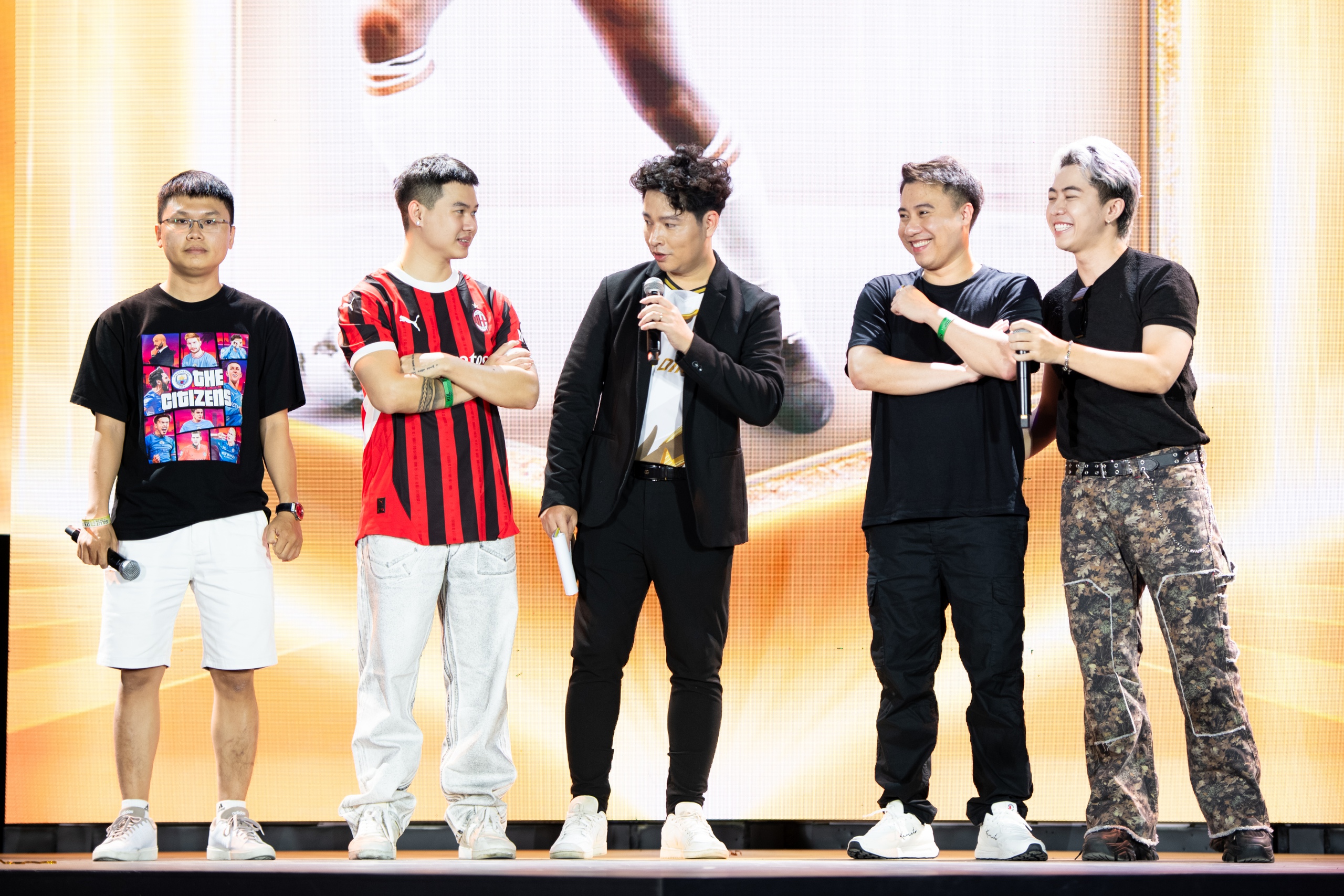 Rambo (AC Milan shirt) and Vodka Quang (black shirt, fourth from left) Prepare for the showmatch