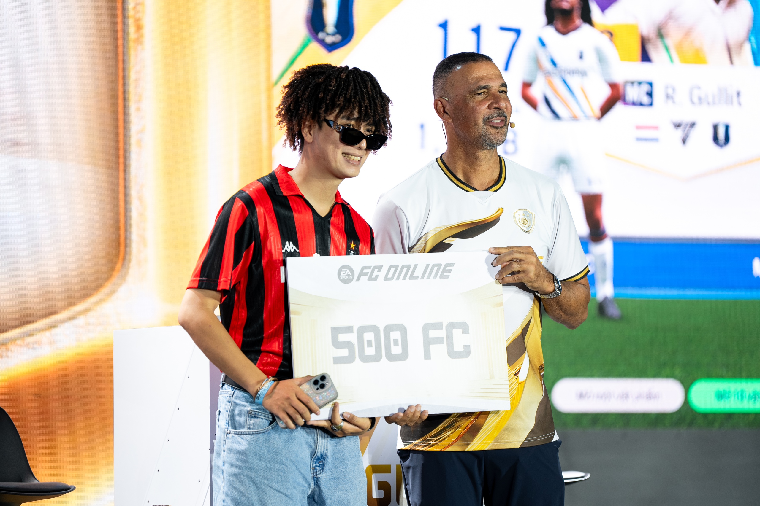 A cosplay audience into Gullit in AC Milan shirt