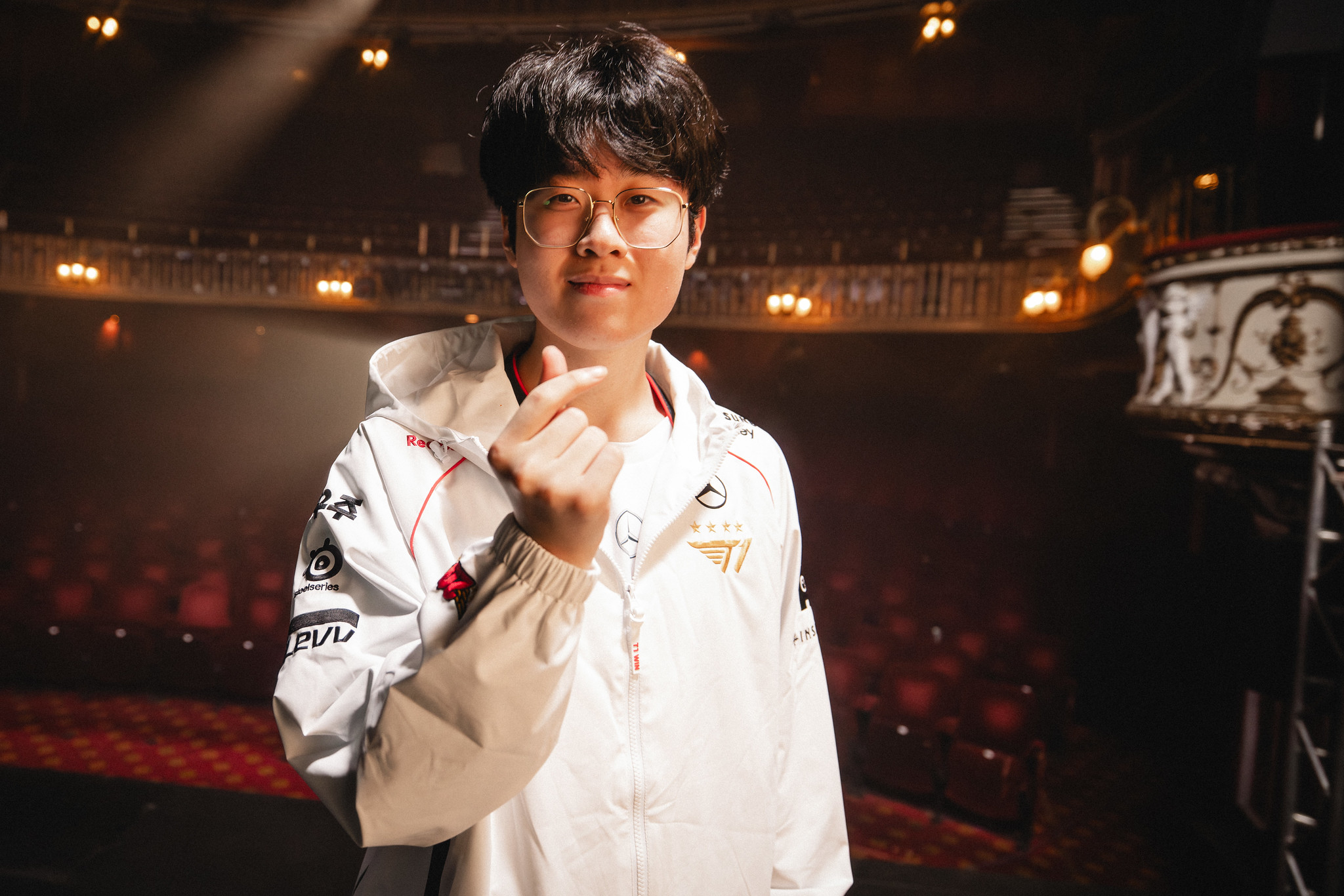Zeus is also only passive in this full transfer of the drama but obviously he can more or less impact on the decisions of the representative and he did not do