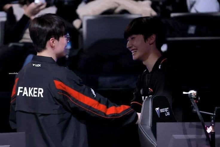Both players are still close despite standing in two battles