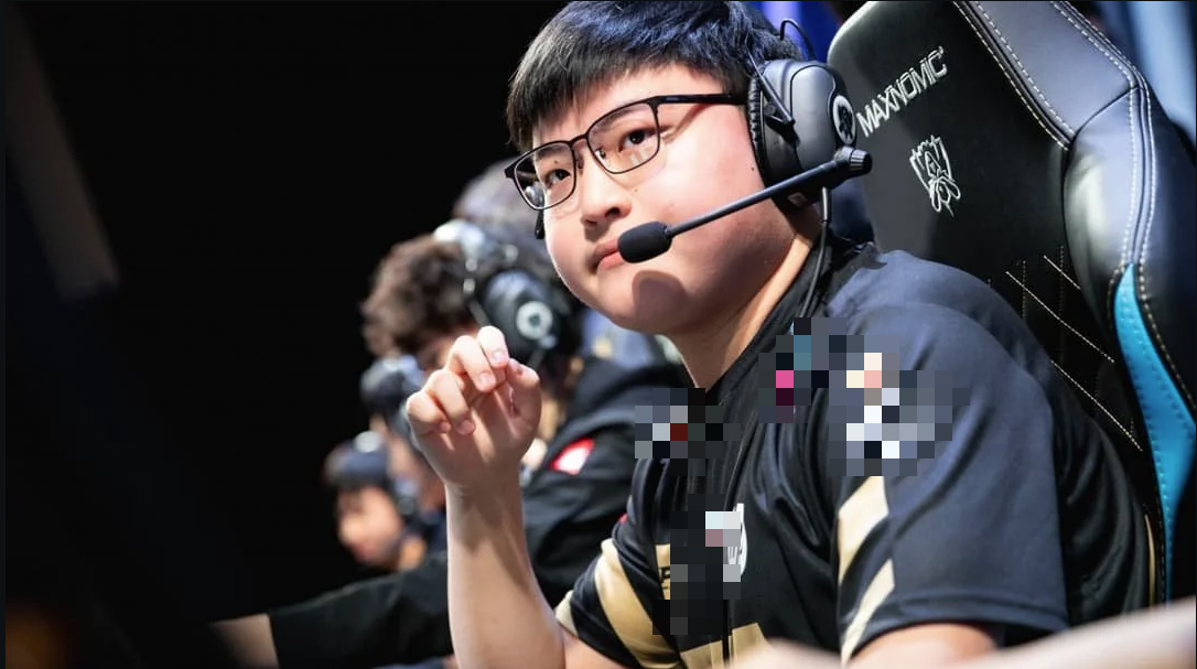 "King Msi" A Lam was in danger because the boss suddenly hugged the money "dive"- Photo 2.