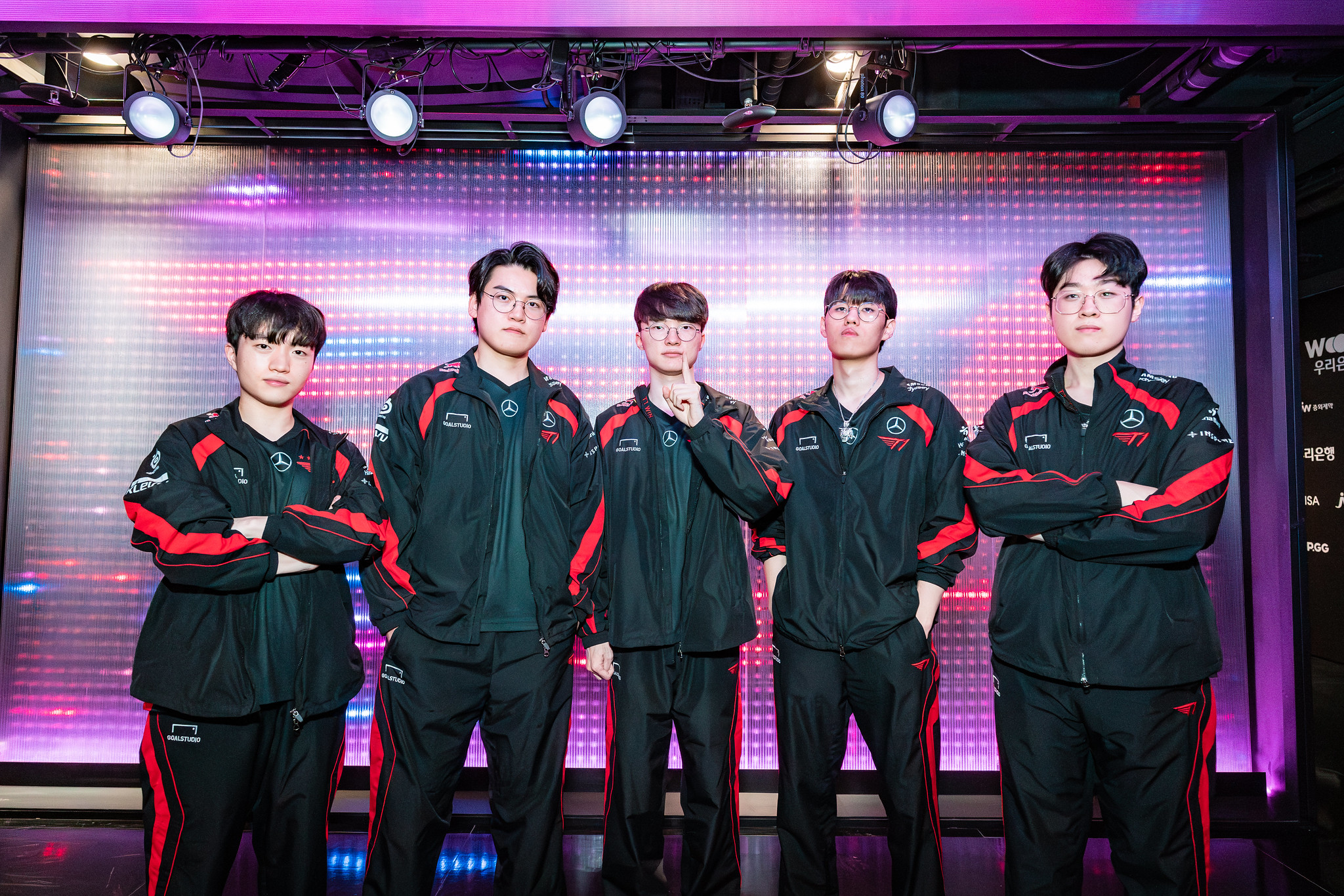 Before the match with TES, T1 only had one clash from LPL in the opening match and in the history of Worlds, T1 has never lost the match to the army.
