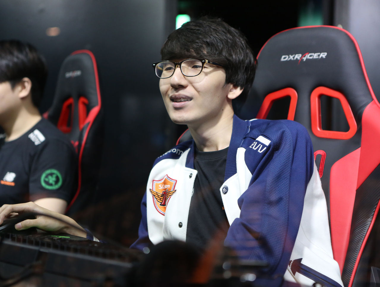 In the past, only Easyhoon was the only reserve of SKT T1 ever played on the World Journey and that was the only year SKT T1 had 6 khong cktg skins
