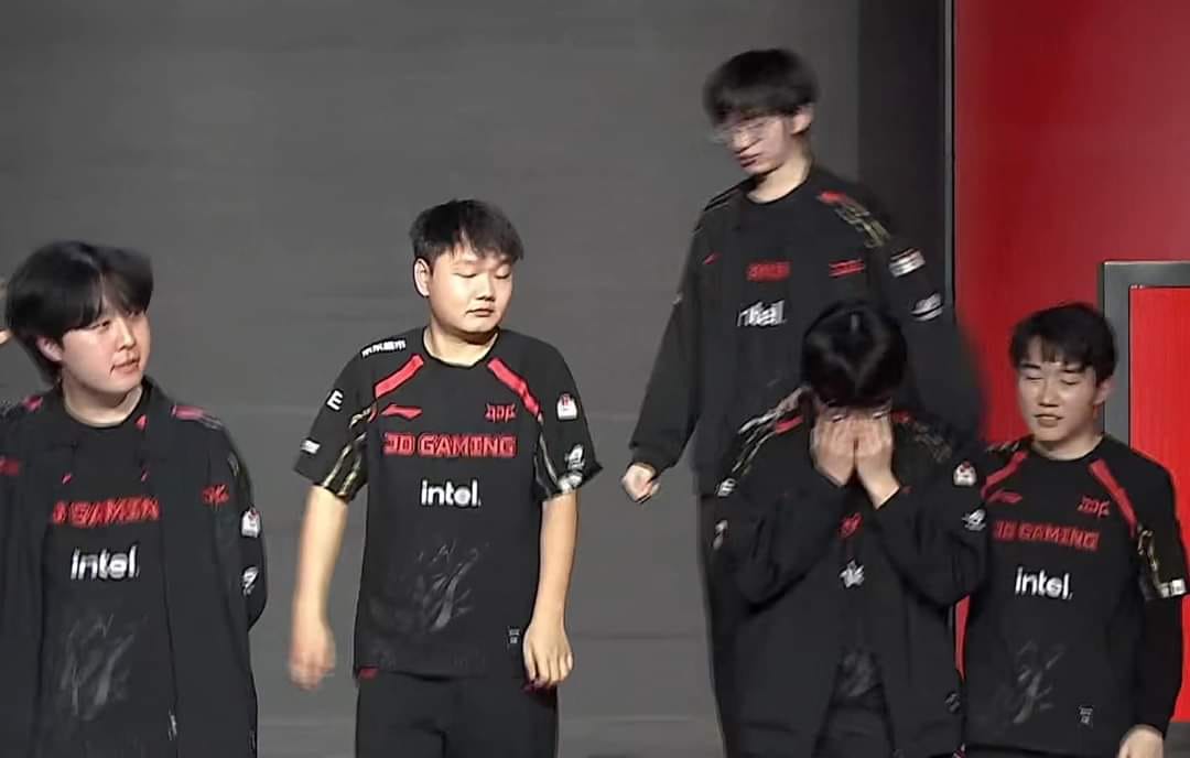 Ruler hugged his face with tears when he could not join JDG to go to Worlds 2024