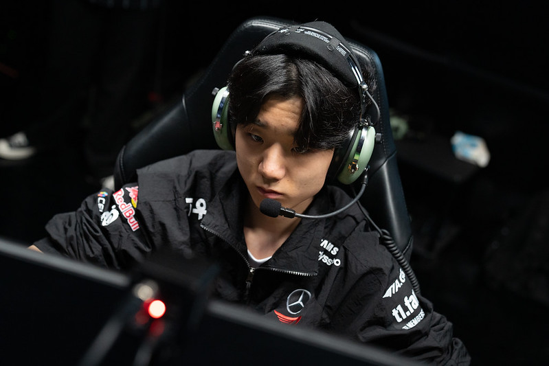 But in fact, Poby in the 2023 phase is clearly not replacing Faker in any respect and the remaining 4 members cannot "burden" Poby is also normal