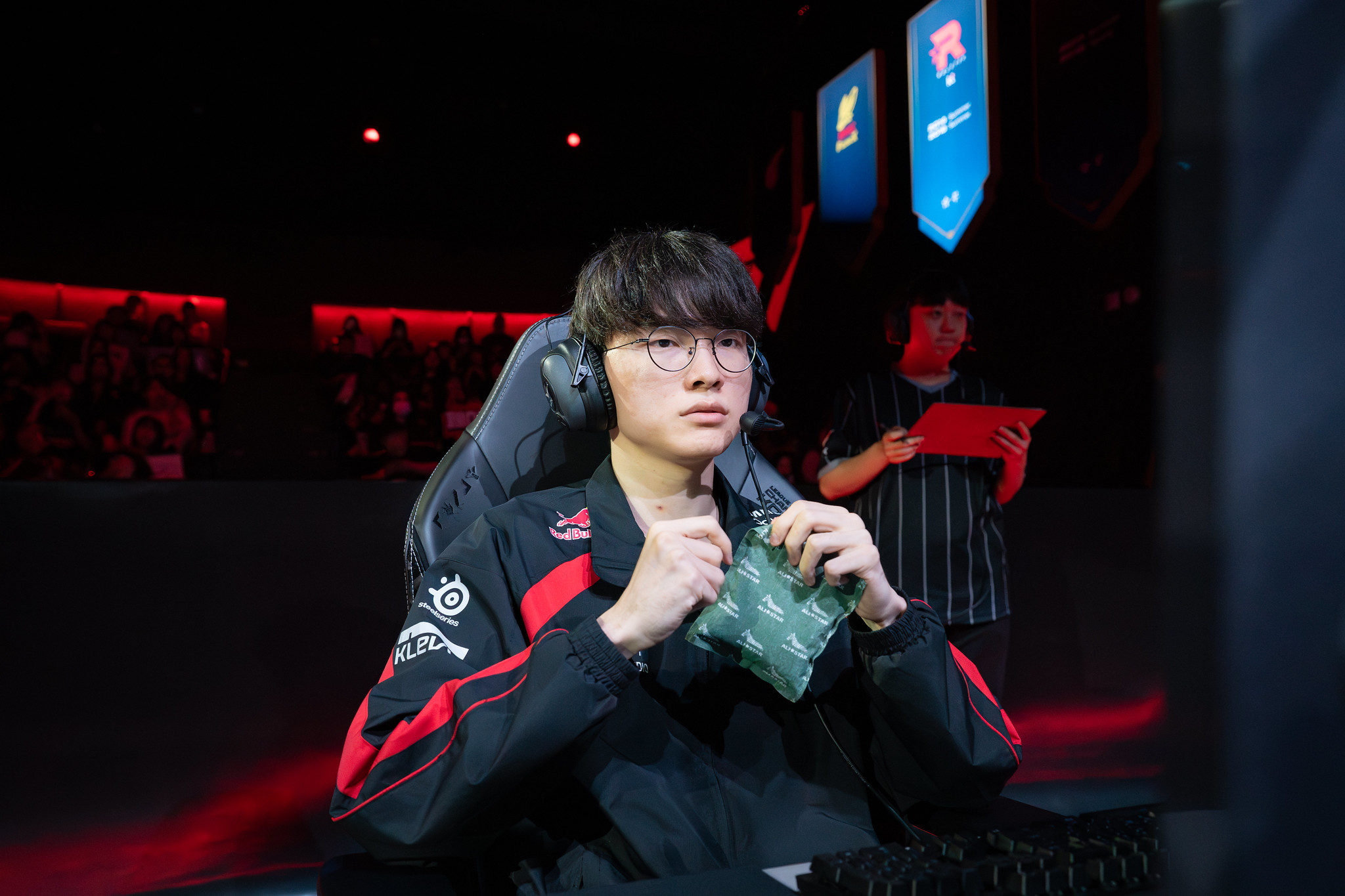 Faker is under a lot of pressure, from himself and from the achievement of T1 and from fans