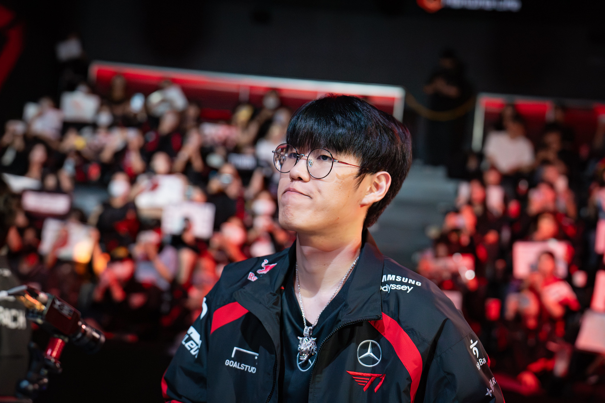 Oner still keeps the peak performance even though his teammates interact with him in the match like Faker or Zeus.
