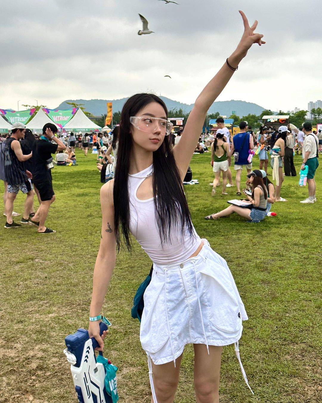 Yeon's cute and tall, slender face