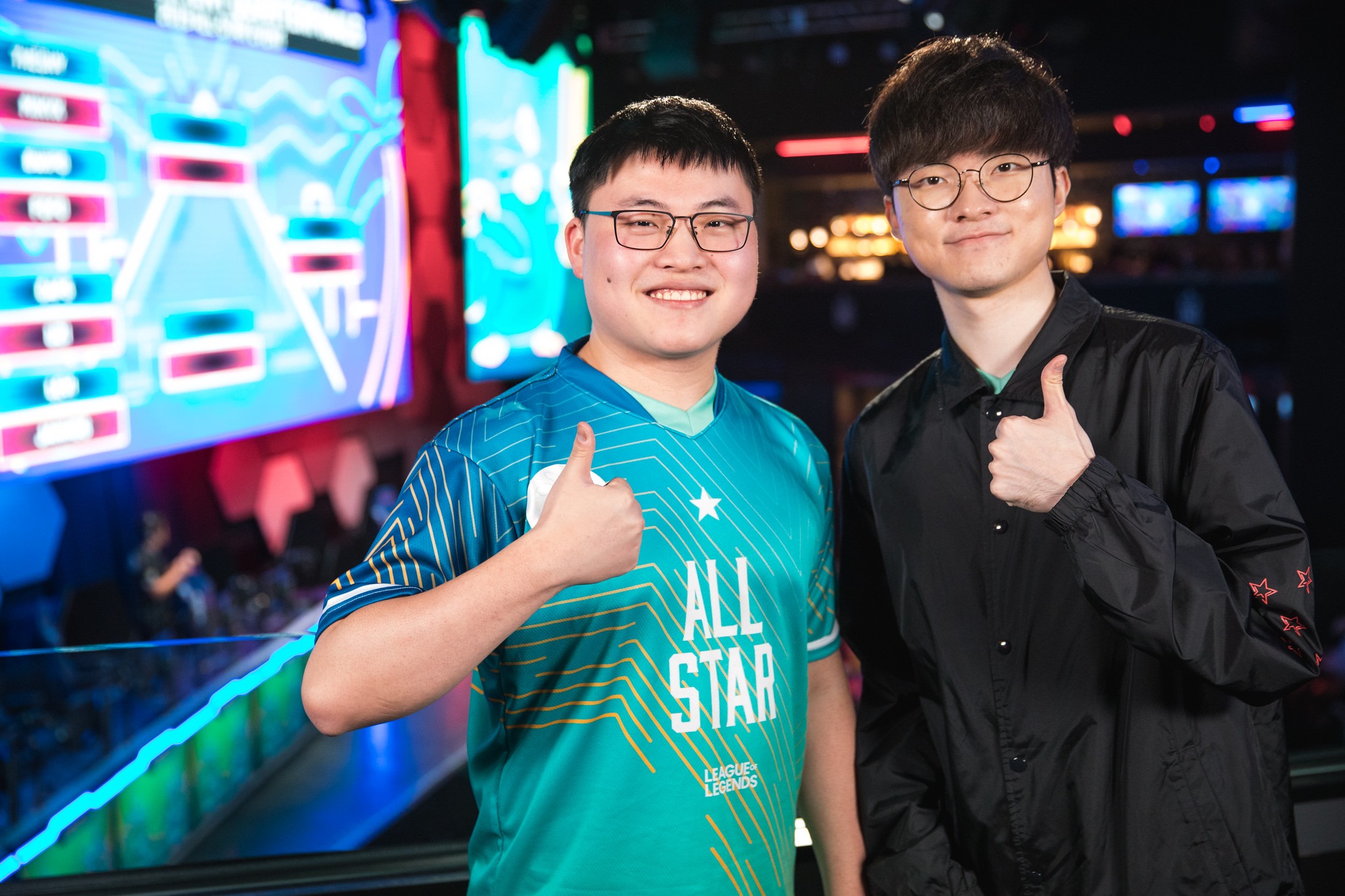 Even in two rival areas, ordinary players are also extremely comfortable to interact with each other