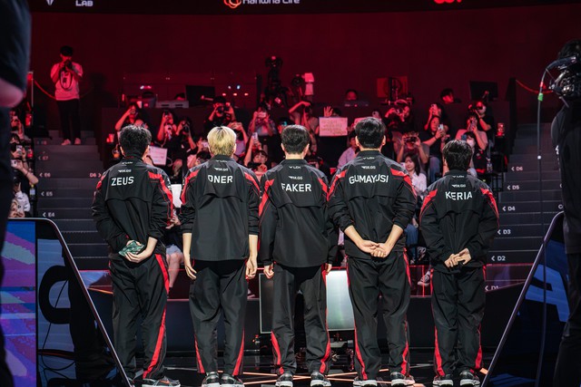 And T1 is also the first team to fail at home in the history of LCK