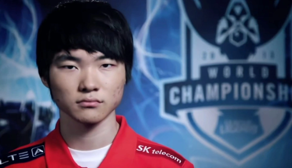 But Faker himself admitted that when he was young, he was not good at fighting games but only played or the genre of Audition games (dancing, dancing game)