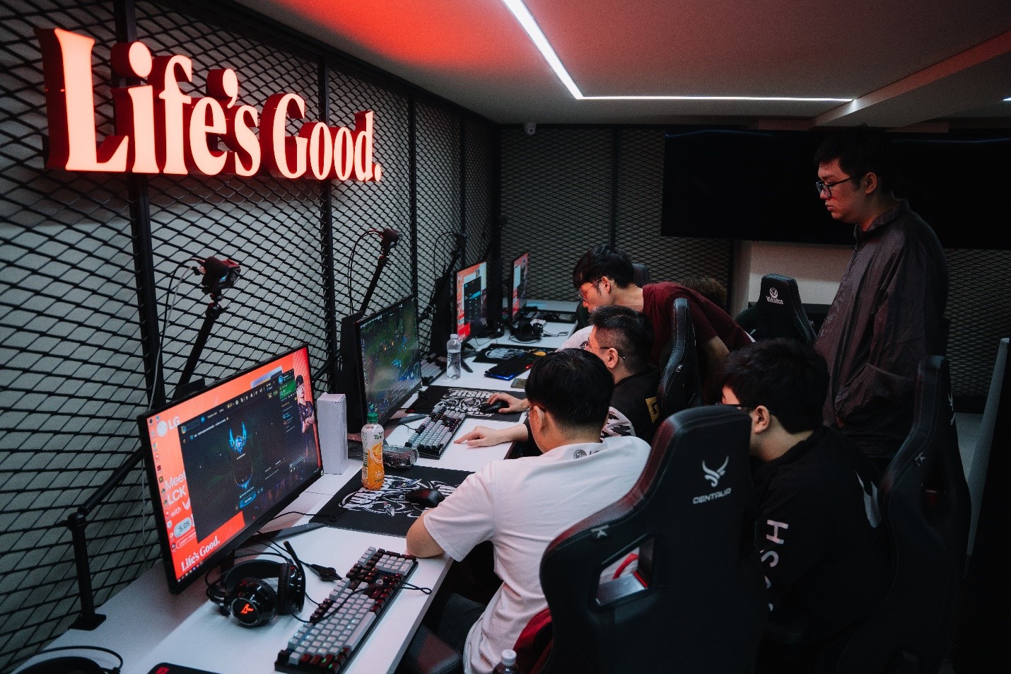 Let's take a look at the beautiful images of Gen.G in Vietnam, gamers!- Photo 2.
