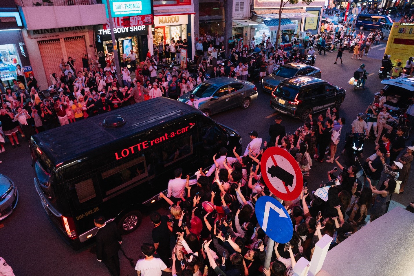 Let's take a look at the beautiful images of Gen.G in Vietnam, gamers!- Photo 11.