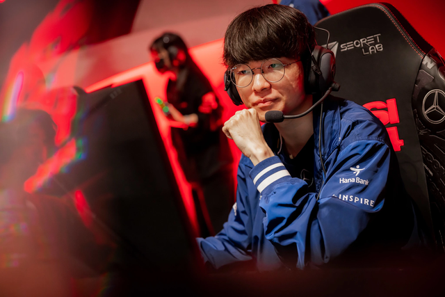 The T1 players could not play as usual when the opponent continuously stirred the road and caused the generals of T1 to be countered