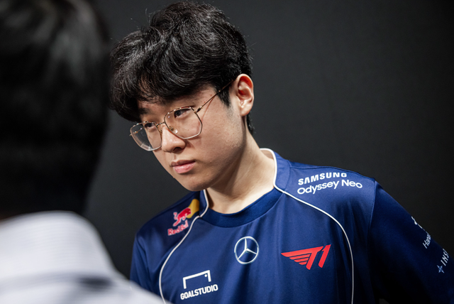 A T1 player became a victim of LPL fans when he was 
