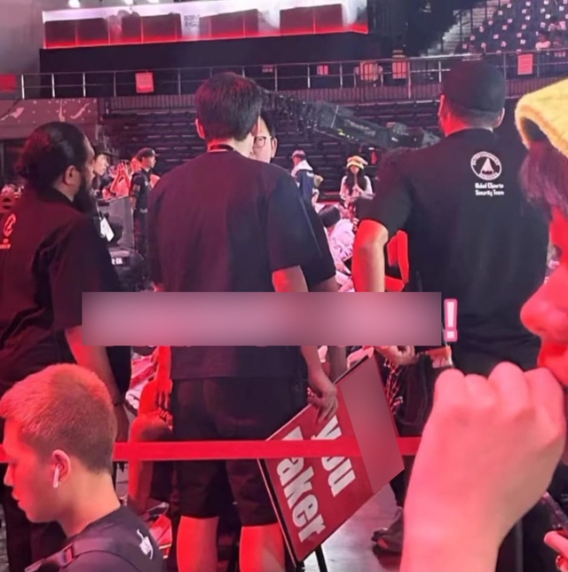 An anti-darr with the cheering board to insult Faker was blocked right before entering the field