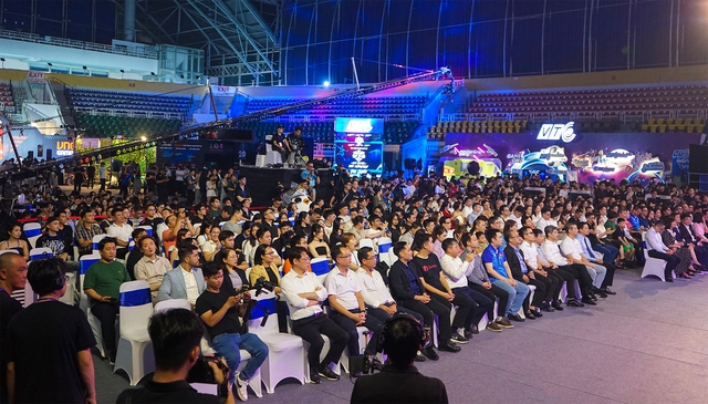 The guests and the audience watched the event at the Phu Tho Stadium