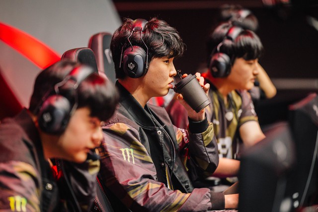 Throughout the match and the previous matches, Gen.G only fights when Chovy is ready or when the opponent attacks first