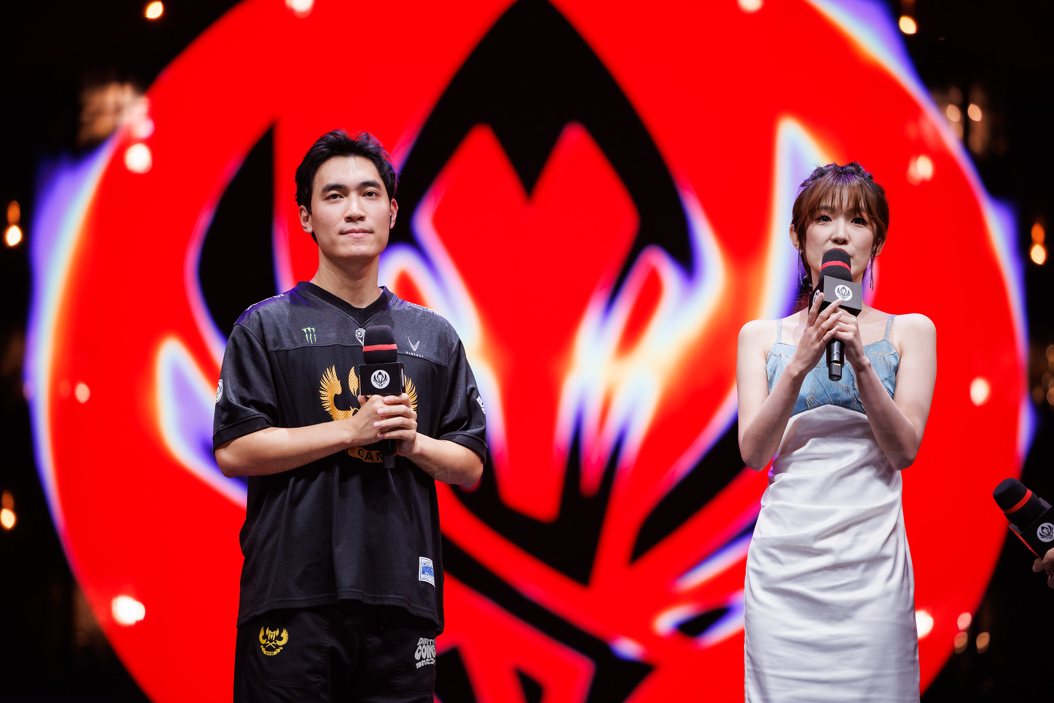 The interview between Levi and the female MC Wendy attracted the attention of the audience because the hot girl was both beautiful and extremely skillful, smooth and smooth.