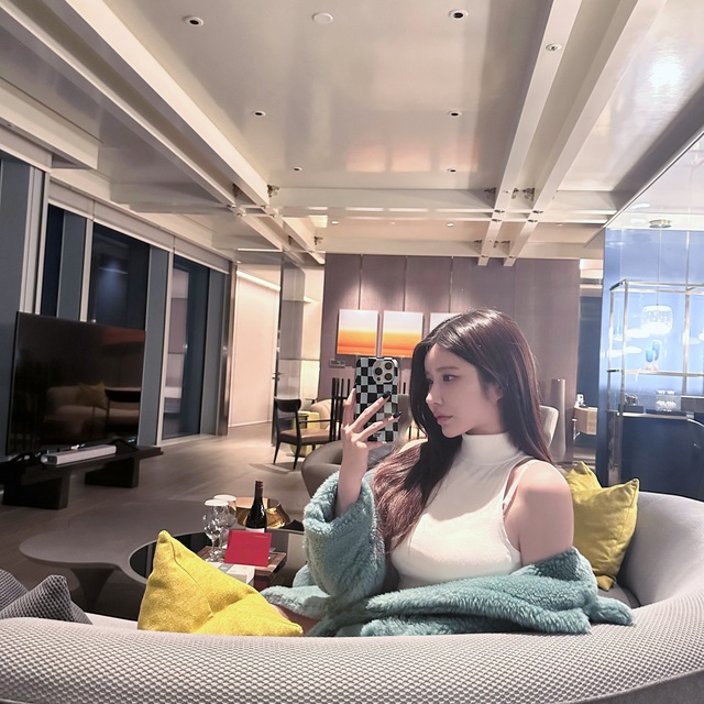 Her Instagram regularly post sexy photos and check-in luxurious life