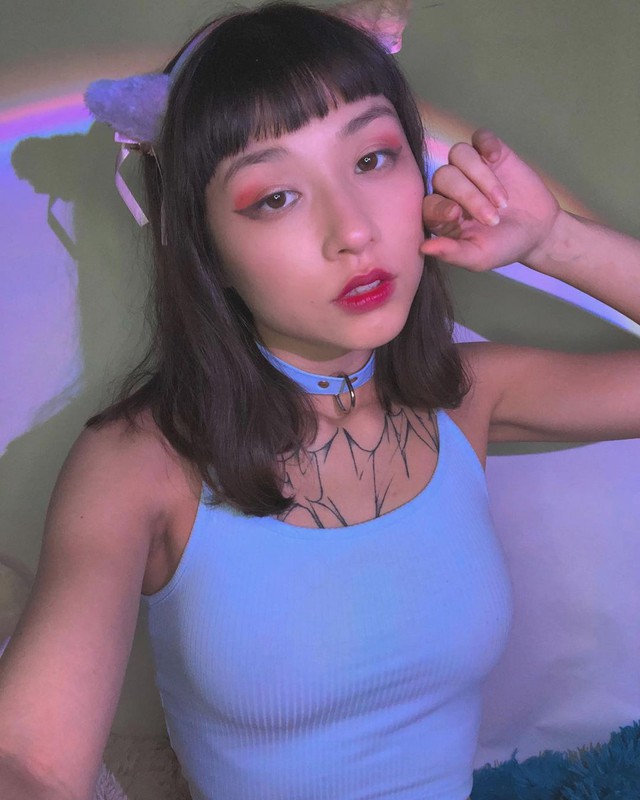 She possesses beauty in a style "sweet candy"Asian characteristics