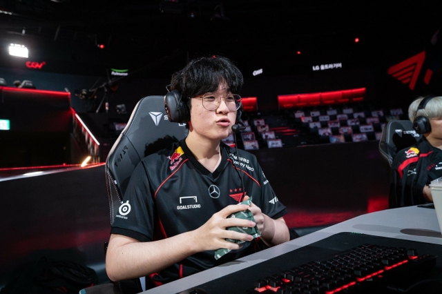 Zeus admitted to reviewing the choice of Aatrox and in fact, he also said that with the teams to play tightly, Aatrox is difficult to work.