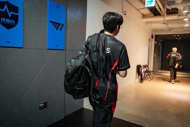 The gameplay of T1 after many matches is no longer surprised, especially for stronger or stronger opponents