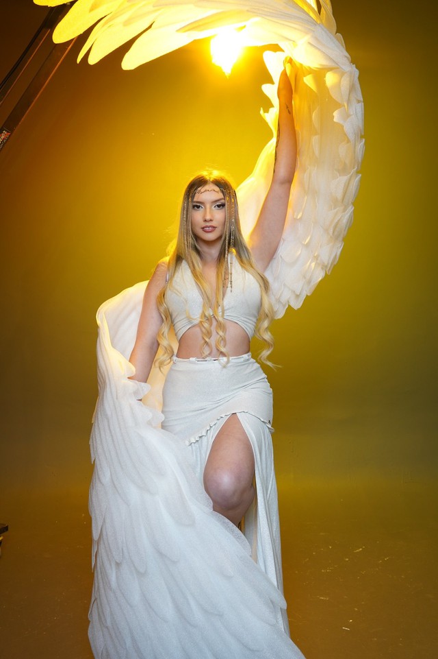 She also served as a photo model