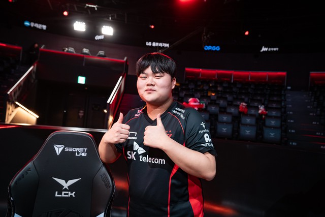 This is definitely a compliment "more precious than gold" For Guwon on career development