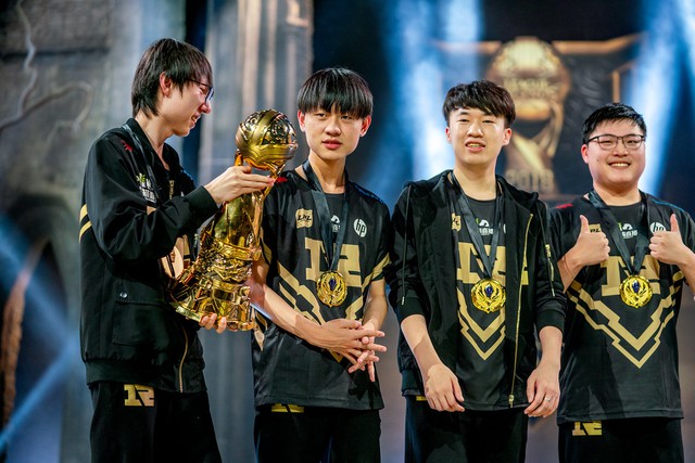The same team but MLXG (holding a trophy) and Uzi (on the right side) have a very different life