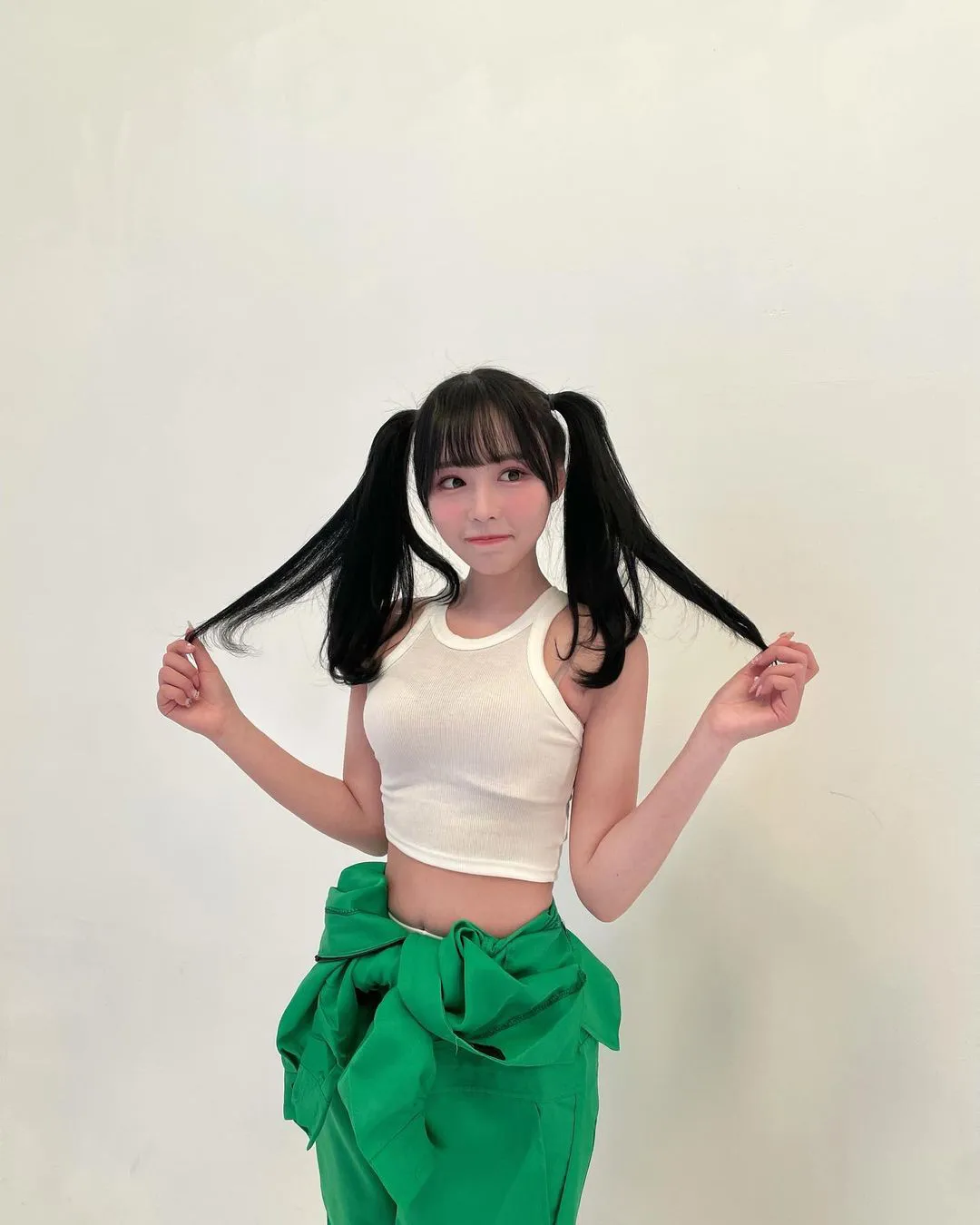 Oner's sister has the nickname Suly and is currently cheerleader for a baseball team
