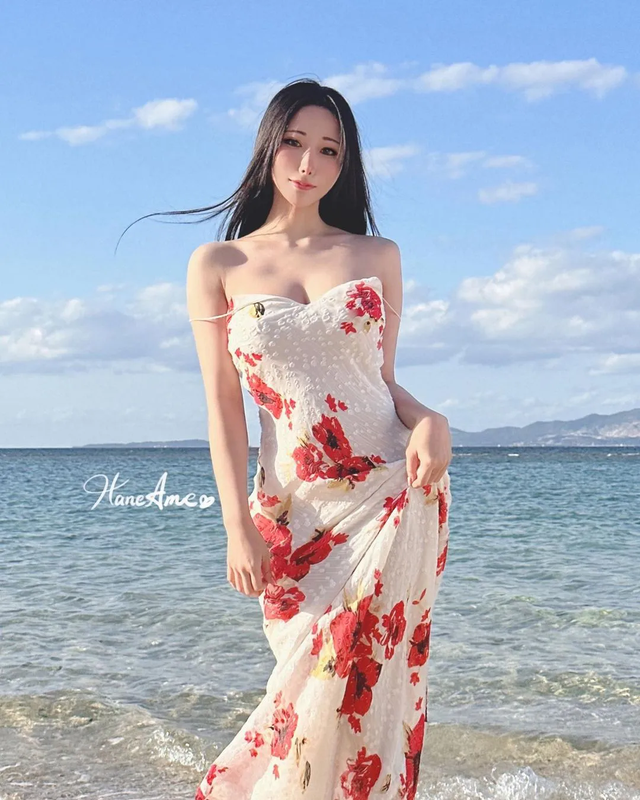 There are also beautiful and popular female fans like HanEame but Faker is still single