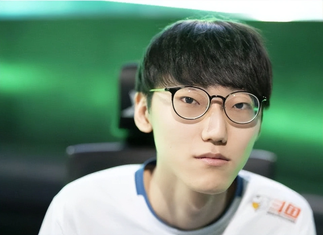 Nuguri commented that although T1 and Zeus performed well as well as winning Worlds 2023, Theshy is still better than Zeus
