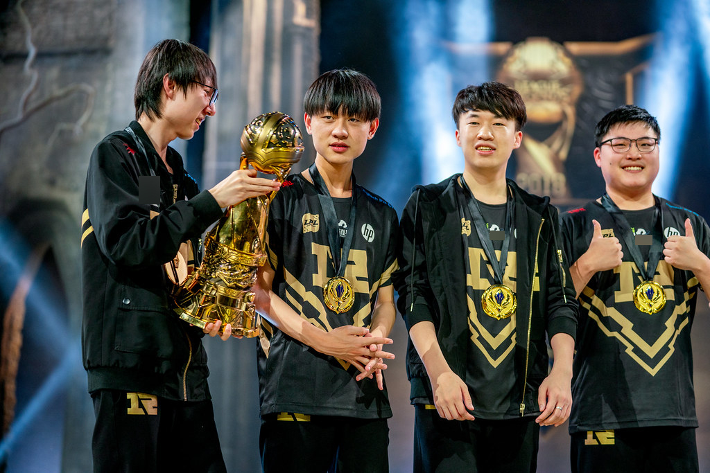 Around Uzi also has talented teammates