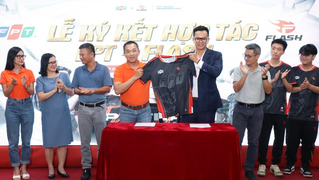 FPT Telecom announced a strategic cooperation with Team Flash - Photo 2.