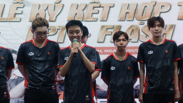 FPT Telecom announced a strategic cooperation with Team Flash - Photo 3.