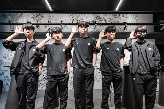 And it was BDD and KT started the journey with the choice of T1 in the playoffs